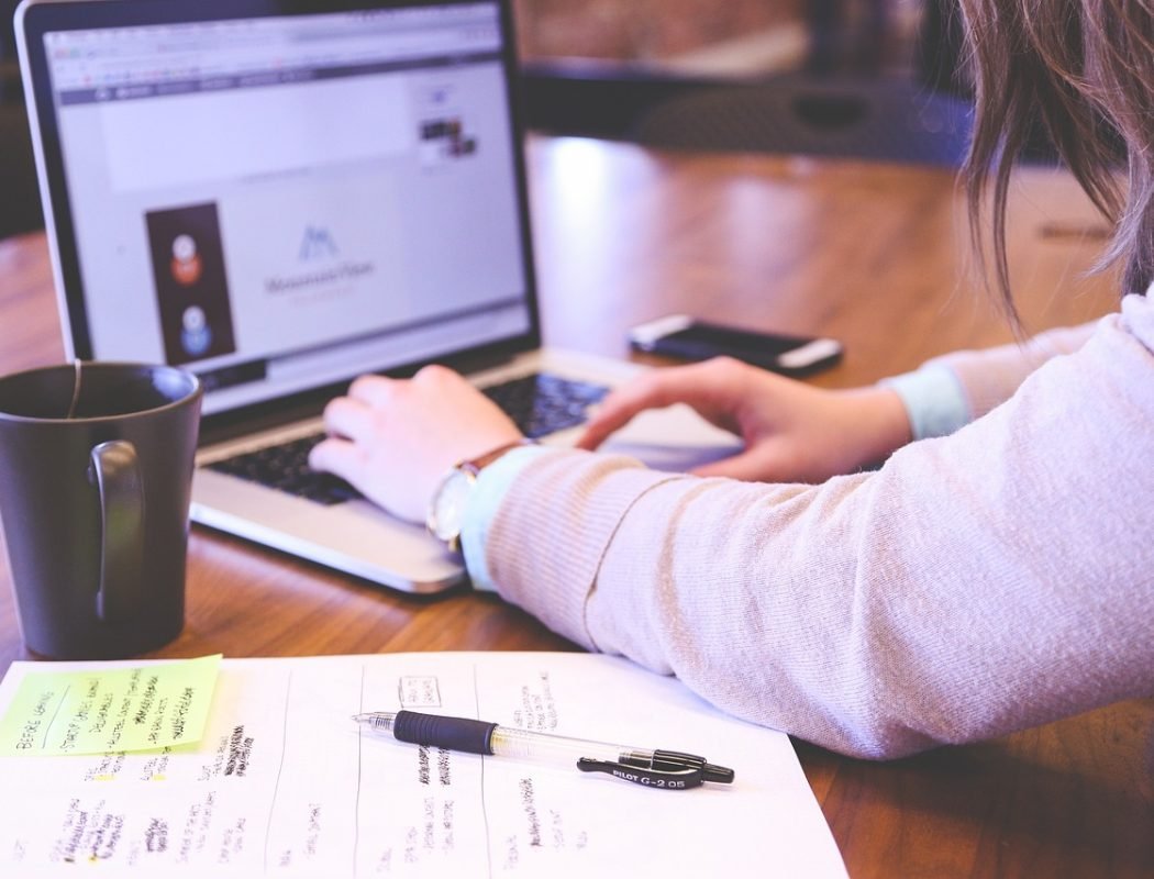 student, typing, keyboard-849822.jpg